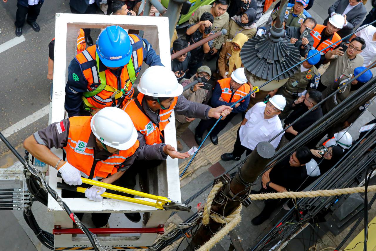 Kick Off Penurunan Kabel Fiber Optik Dimulai, 104 Ruas Jalan Bakal Bebas Kabel Udara