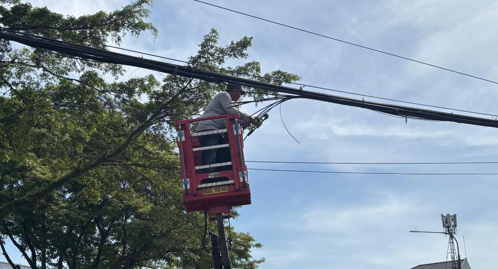Warga dan Pengusaha Pasirkoja Turut Andil Rapikan Kabel Udara