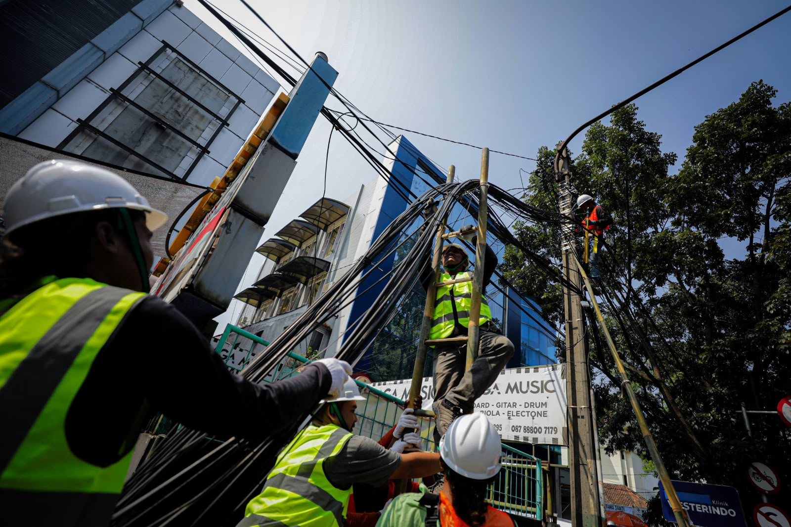 Pemkot Bandung Beri Waktu 14 Hari untuk Pemulihan Internet, Penataan Kabel Dilanjutkan 27 Oktober